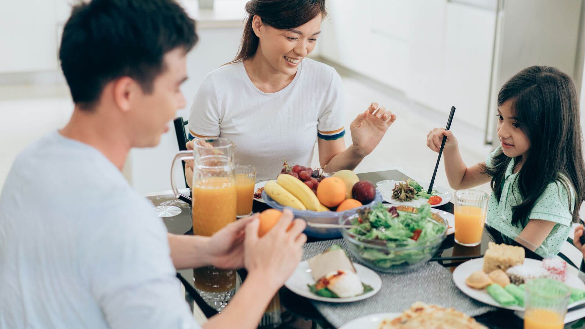 Family eating arrangement